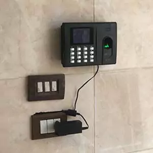 تركيب جهاز بصمة في شركة الوميكس